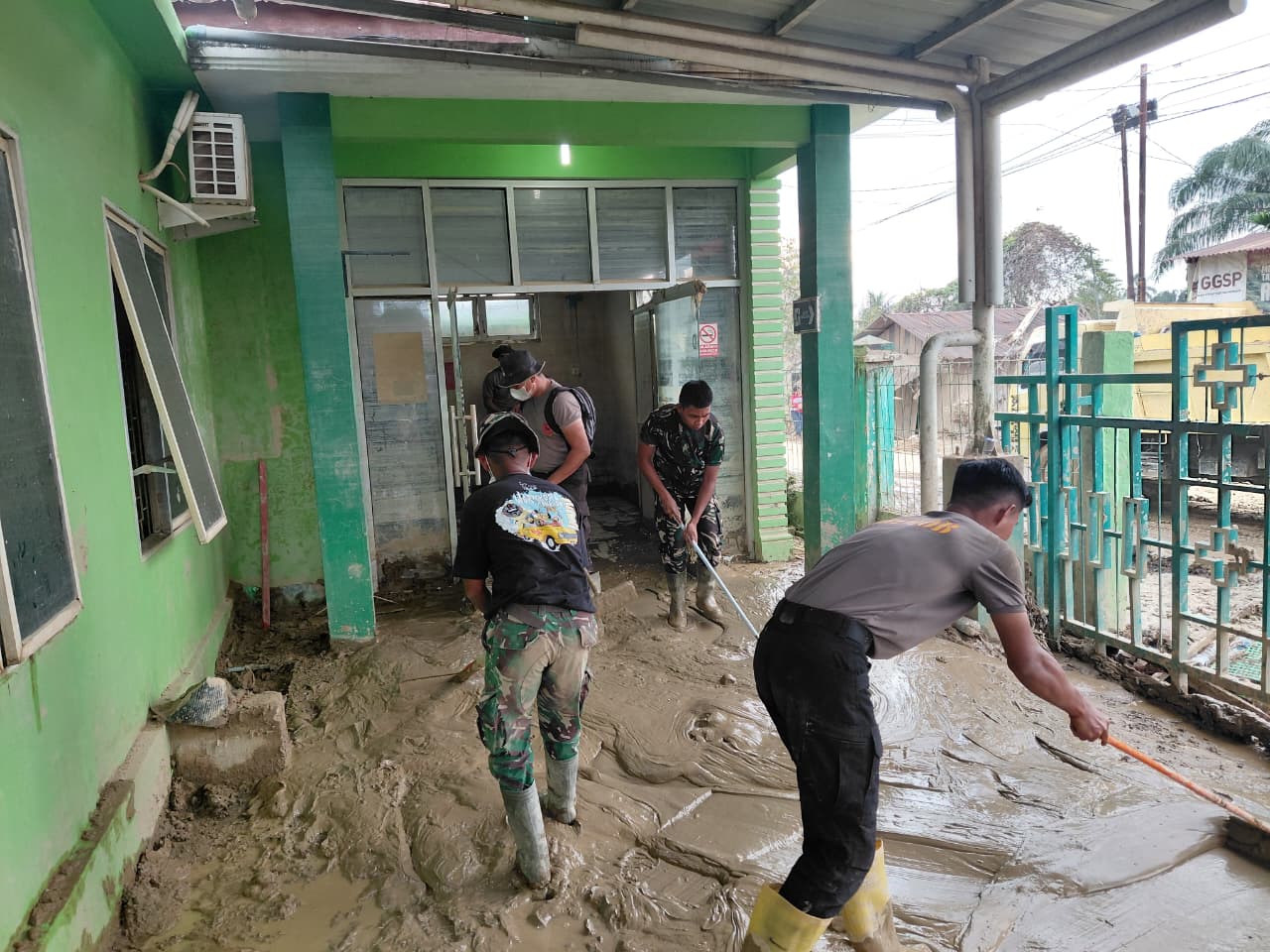 Sinergitas TNI–Polri Bersihkan Puskesmas Kuala Simpang Pasca Banjir