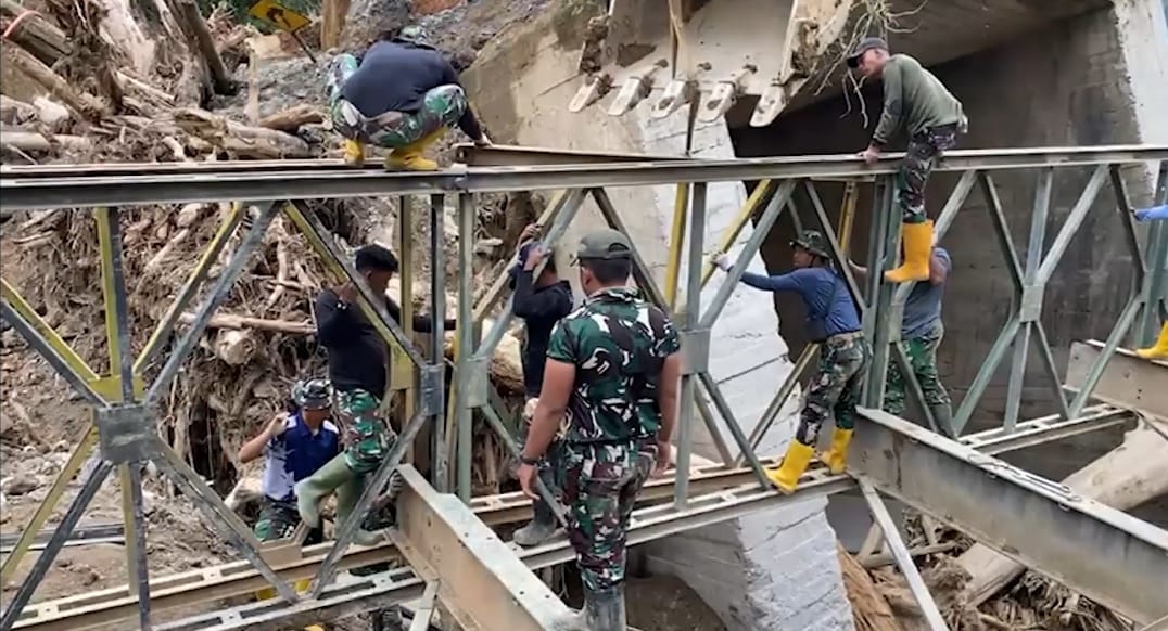 Percepat Pemulihan Akses Transportasi Pascabencana, TNI AD Tuntaskan Pembangunan Jembatan Bailey Weh Paseh