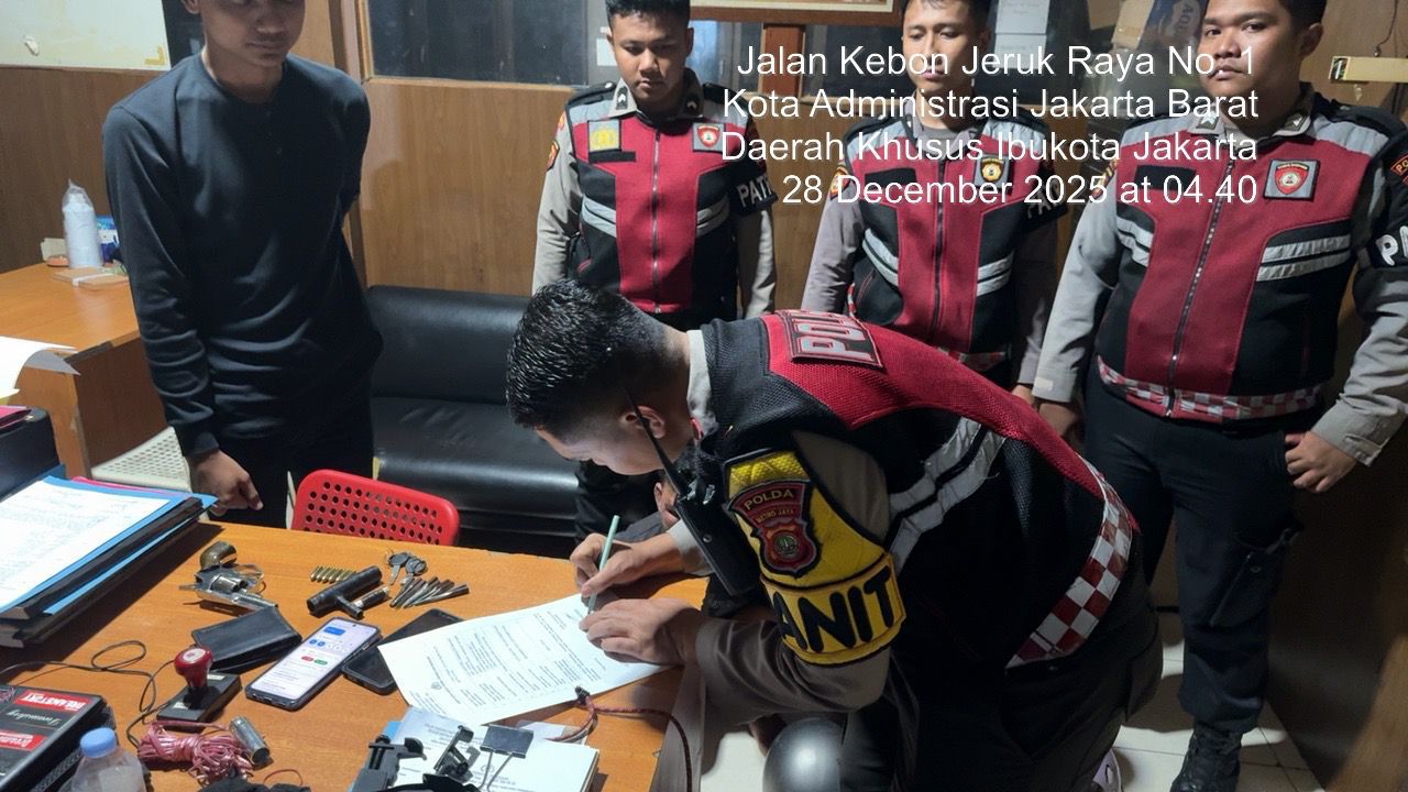 Patroli Malam JAGA JAKARTA Subdit Gasum Dit Samapta PMJ Amankan Dua Terduga Pelaku Bersajam dan Senpi Rakitan di Kebon Jeruk
