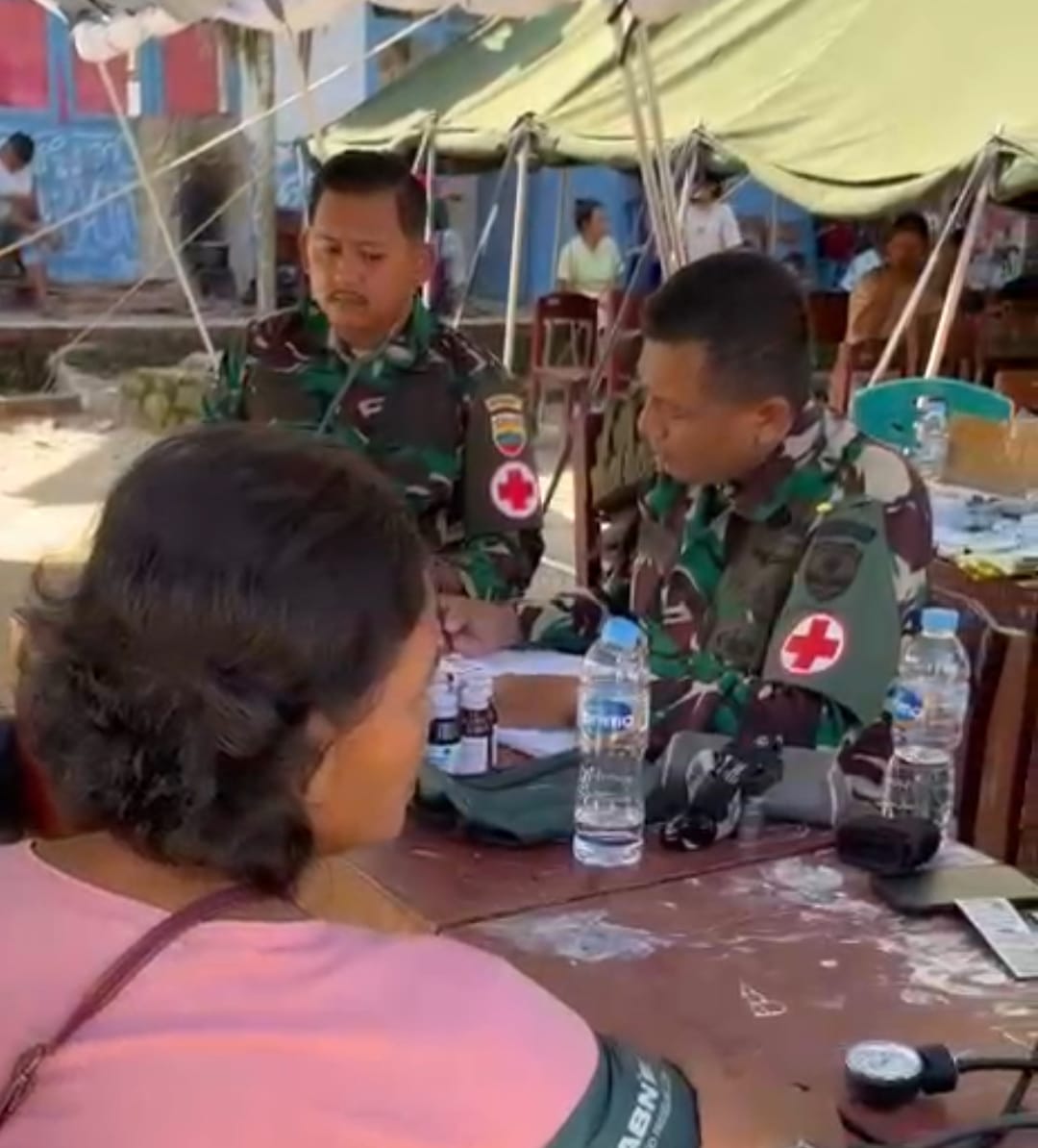 Tim Bantuan Kesehatan Puskesad Layani Pengobatan Warga Terdampak Bencana di Tapanuli Utara