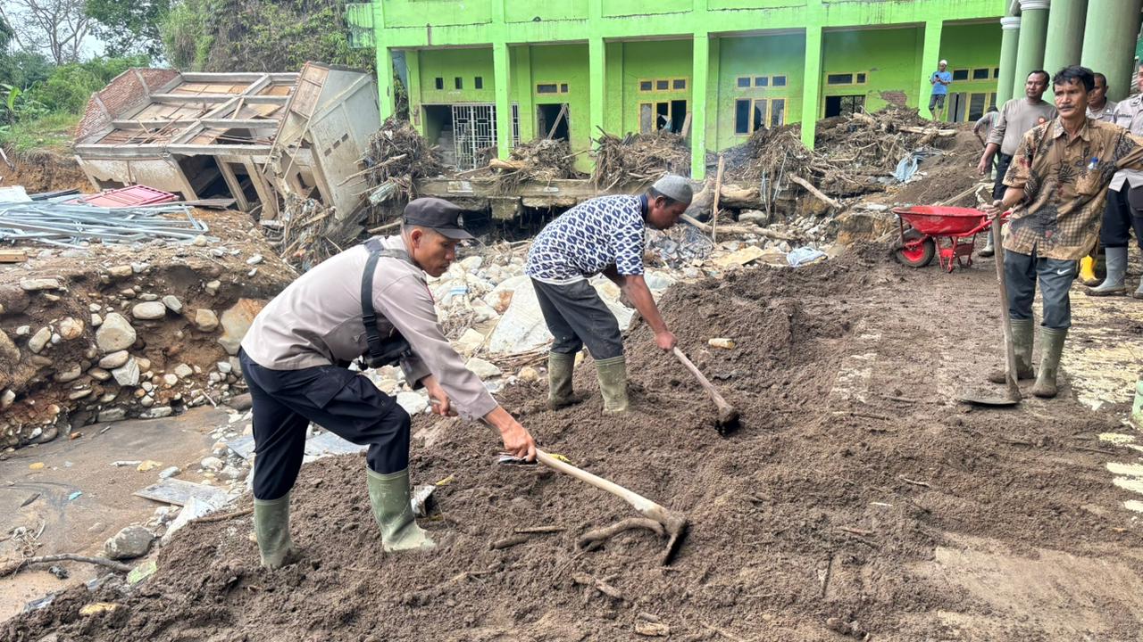 Peduli Pascabencana, Polres Bener Meriah Gotong Royong Bersihkan Dayah Terpadu Bustanul Ulum