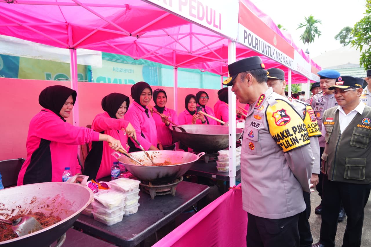 Wakapolri Tinjau Dapur Umum Bhayangkari Dan Resmikan Sumur Bor Di Huntara Asam Pulau