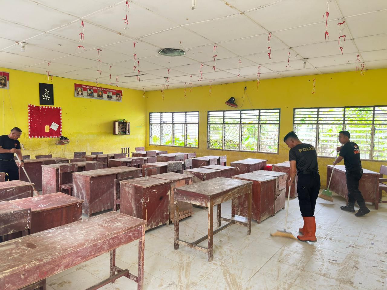 Polri Peduli Pendidikan, Pulihkan Fasilitas Pendidikan di SMA Negeri 1 Tanjung Pura Pascabanjir