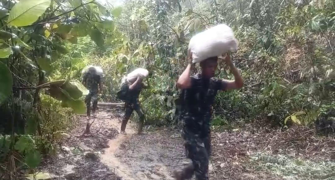 Terjang Cuaca Buruk, Satgas Gulbencal dan Yonif TP 905/TS Jalan Kaki Salurkan Logistik ke Desa Bonan Dolok