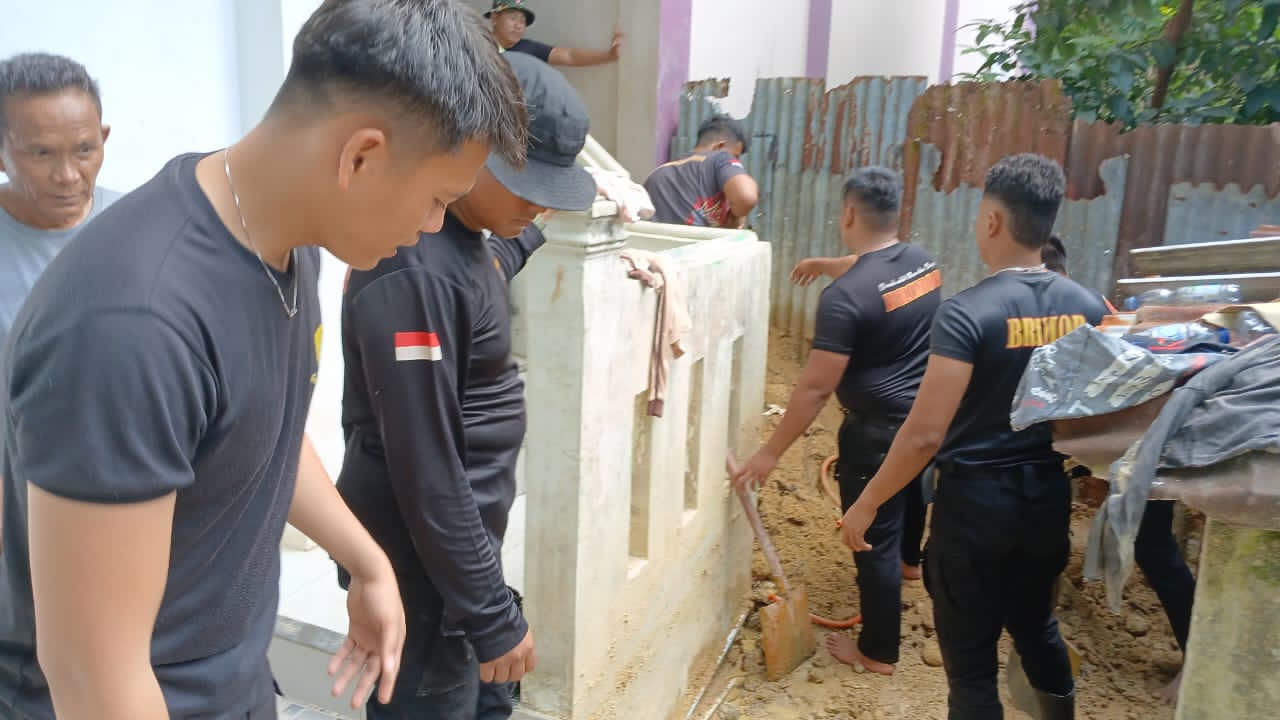 Personil Polres Sibolga Melaksanakan Pembersihan Akses Jalan Pasca Longsor