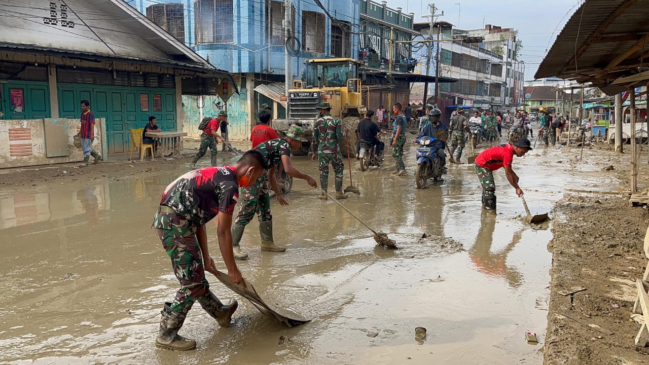 Yonif 115/Macan Leuser dan BNPB Bersihkan Pasar Kota Hongkong Aceh Tamiang