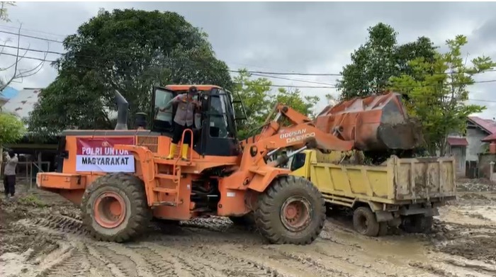 Kapolri Bantu Alat Berat untuk Percepat Pemulihan Jalan, Fasilitas Umum dan Rumah Warga Pasca banjir di Kab. Pidie