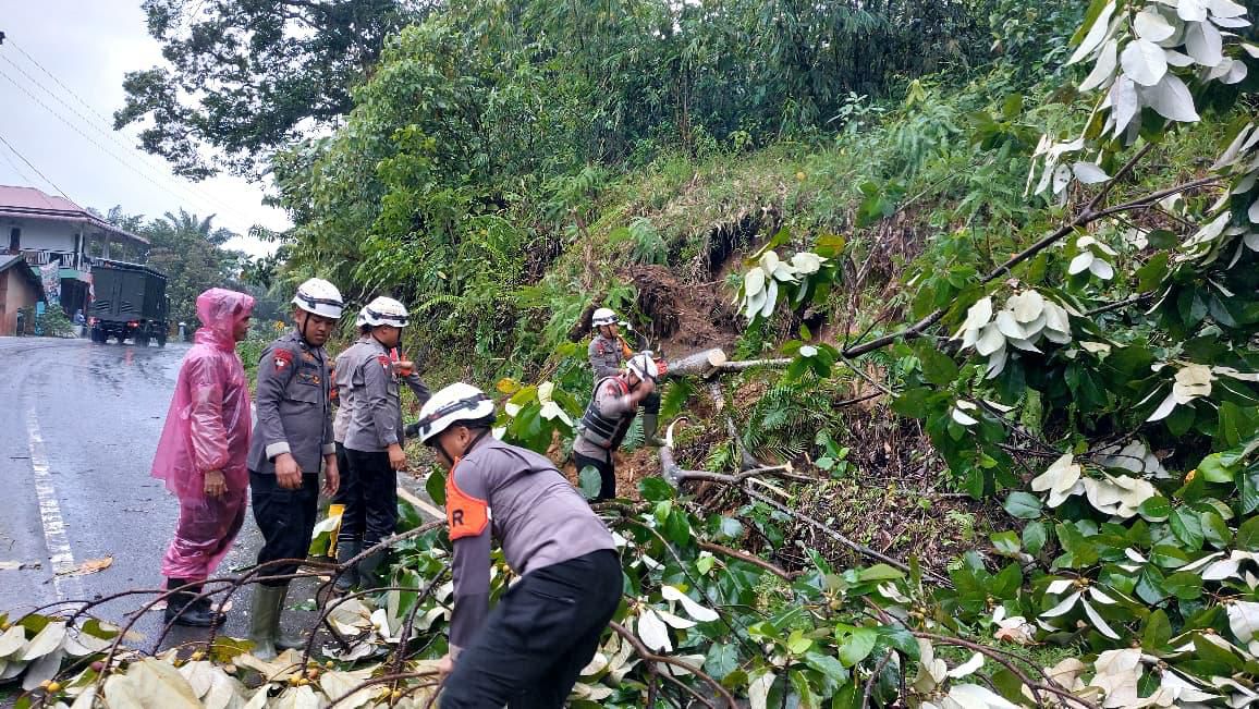 Hujan Deras Picu Longsor dan Banjir di Palembayan, Polri Sigap Evakuasi Warga