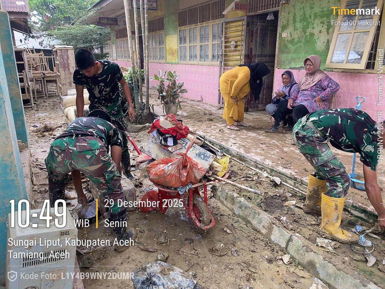 Prajurit Yonif TP 857/GG Bersihkan SD Negeri Tanjung Mancang, Wujud Nyata Peran TNI AD di Tengah Rakyat