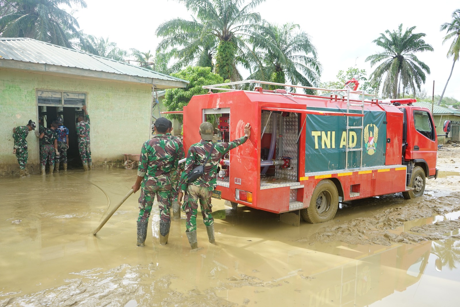 TNI AD kerahkan Damkar Bantu Pemulihan Fasilitas Umum Pascabanjir Bandang di Aceh Tamiang