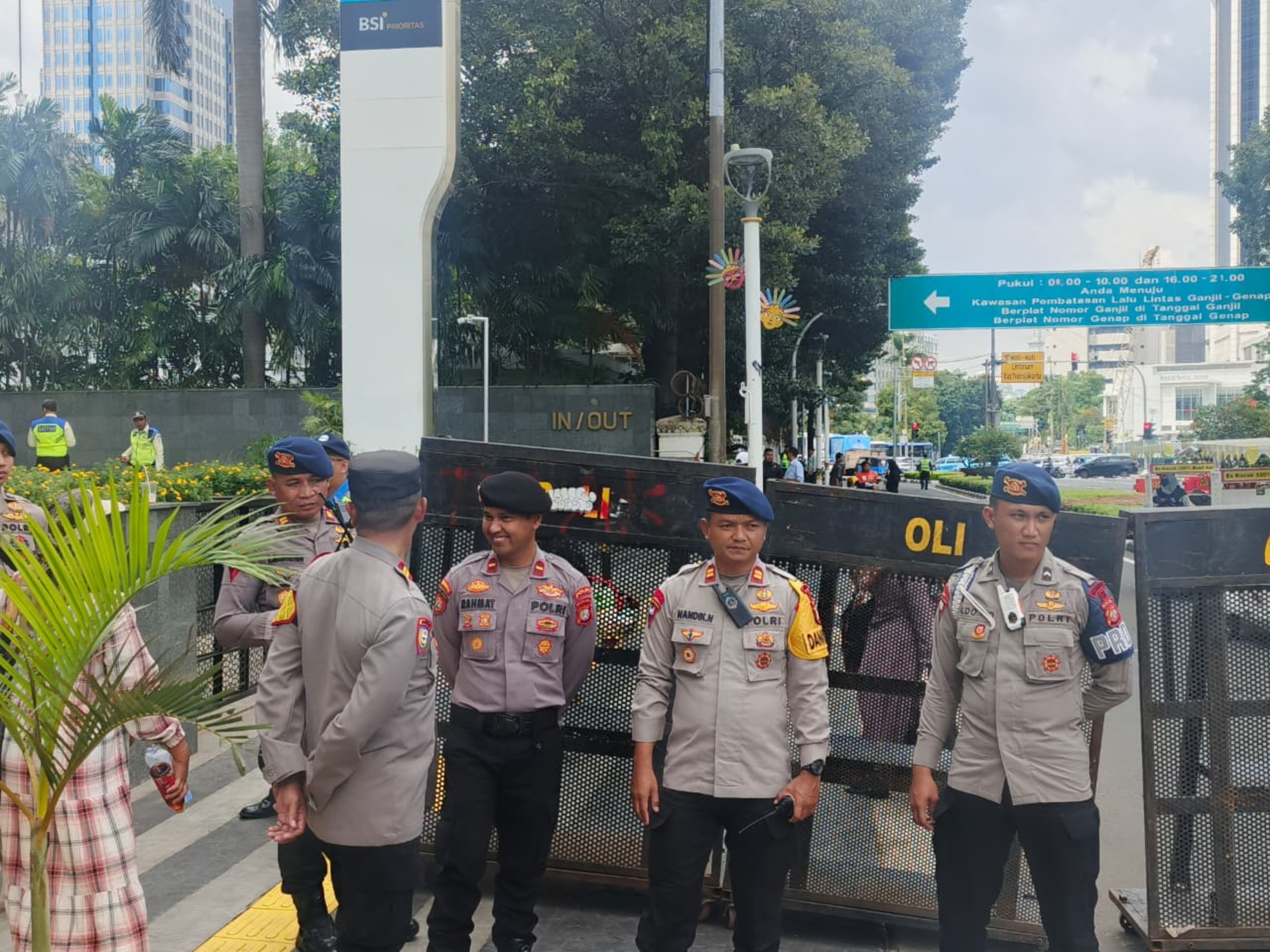 Brimob Polda Metro Jaya Hadir Berikan Pelayanan pada Aksi Penyampaian Aspirasi PERDA KSPI di Monas