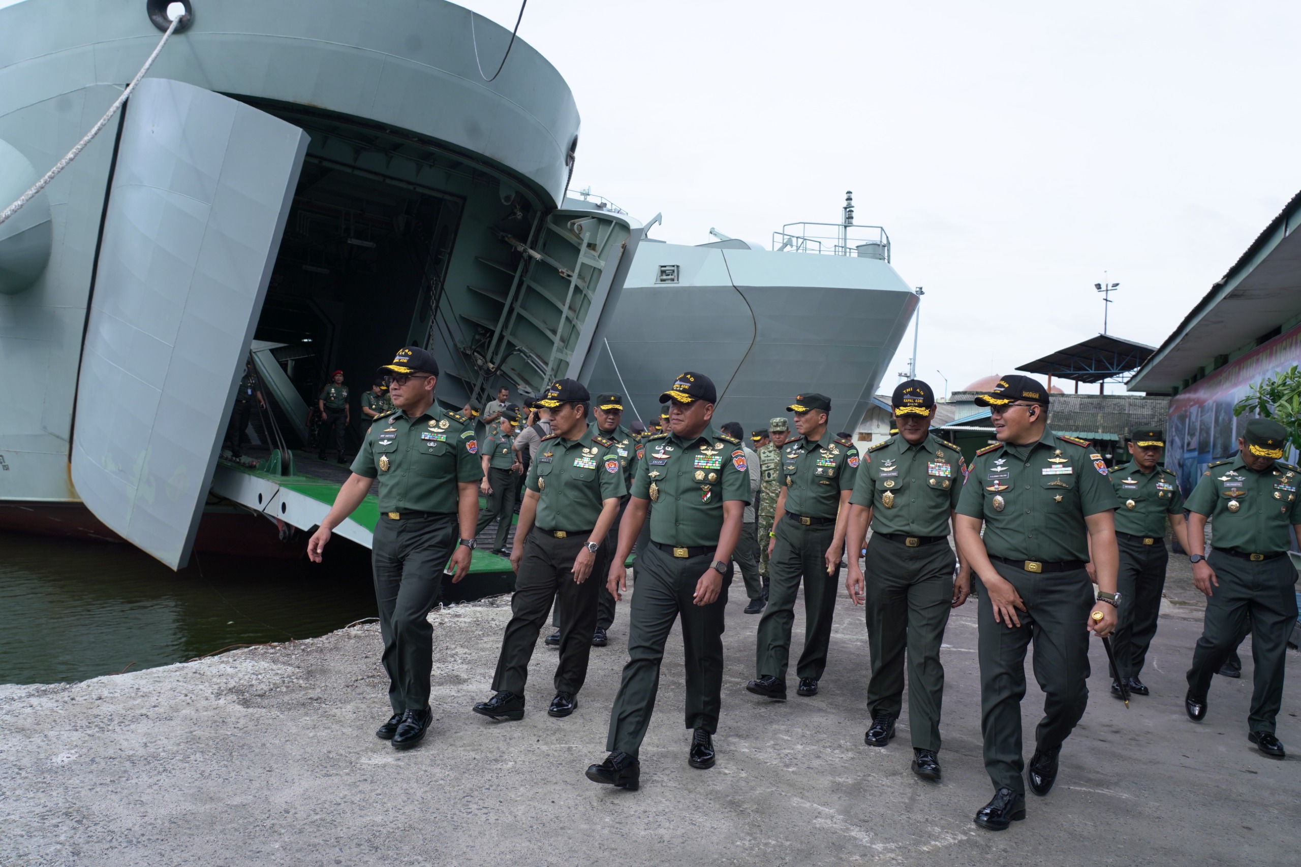 TNI AD Terus Salurkan Bantuan, Kapal ADRI XLIX Dikirim ke Wilayah Bencana Sumatera
