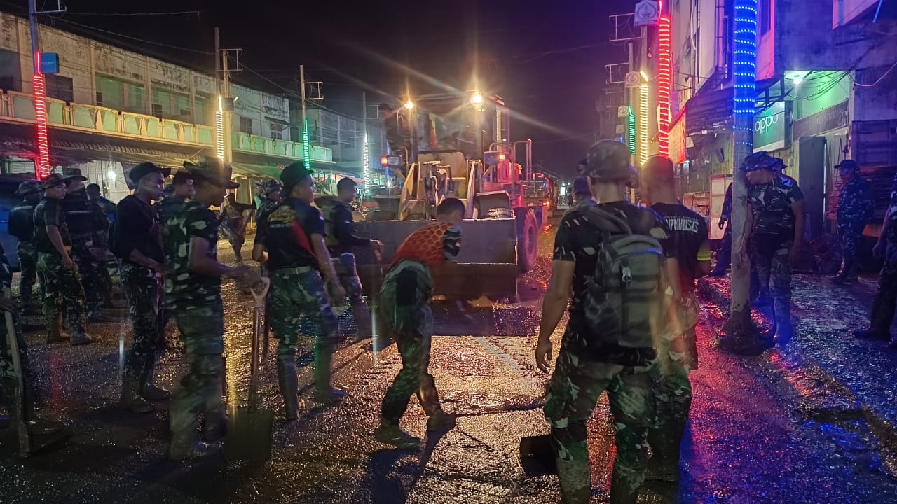 Lembur Hingga Malam, Ratusan Prajurit TNI Bersihkan Pasar Kota Hongkong, Aceh Tamiang