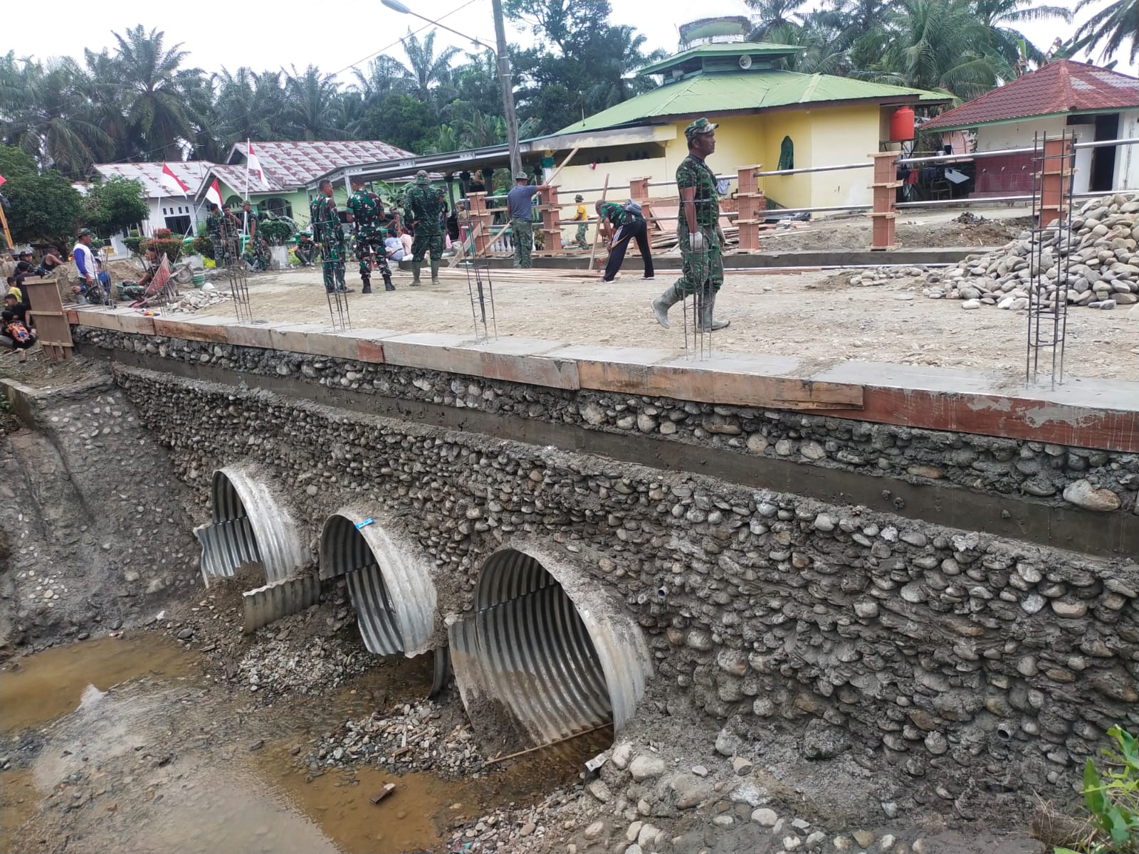 Satgas Gulbencal Kodam I/BB Percepat Pembangunan Jembatan Armco di Desa Sei Litur Tasik