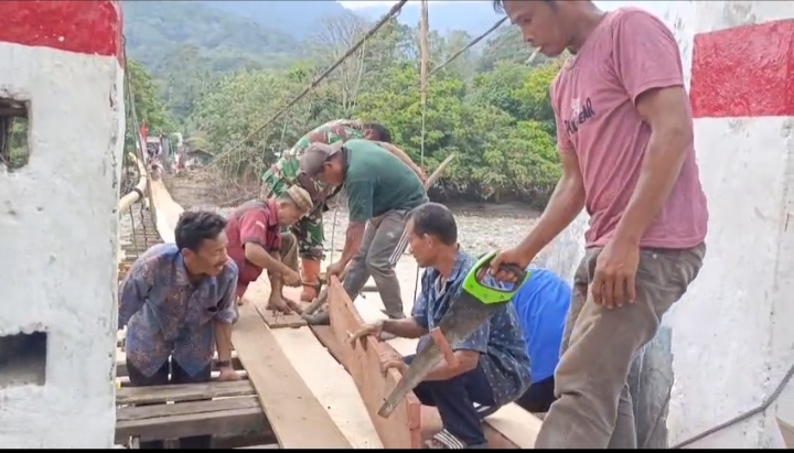 Prajurit Kodam IM Bersama Warga Rampungkan Perbaikan Jembatan Gantung di Aceh Tenggara