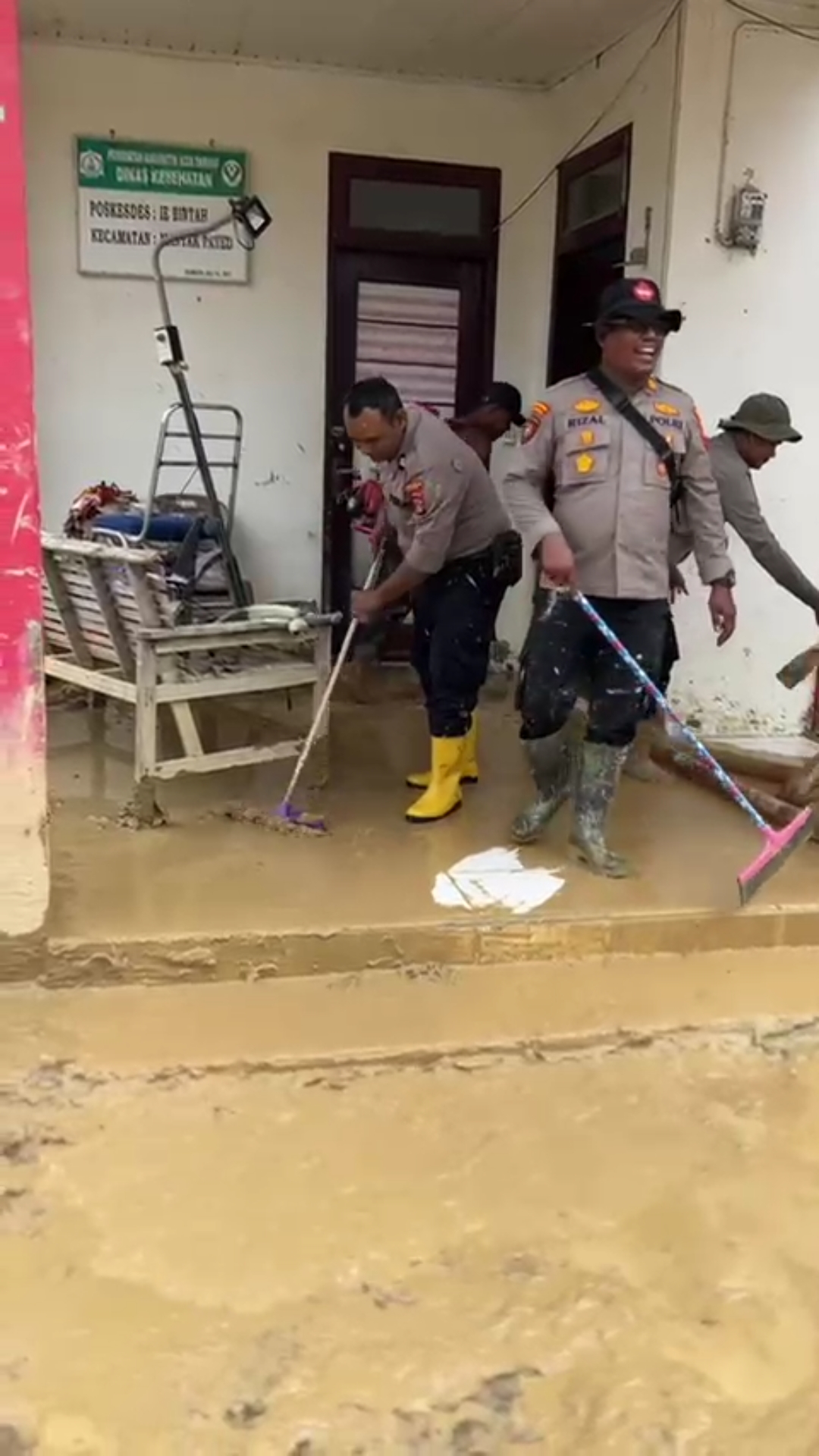 Polres Langsa Bersama PLN dan Warga Laksanakan Aksi Kemanusiaan Pascabanjir di Aceh Tamiang