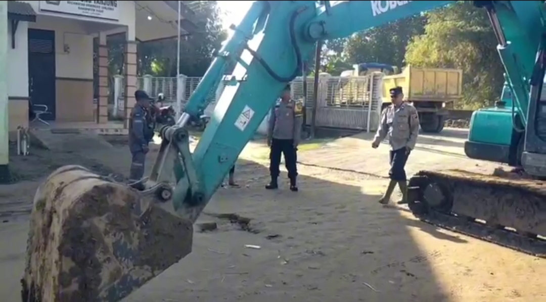 Bantuan Alat Berat Kapolri Dukung Pembersihan Lumpur Pasca Banjir di Pidie