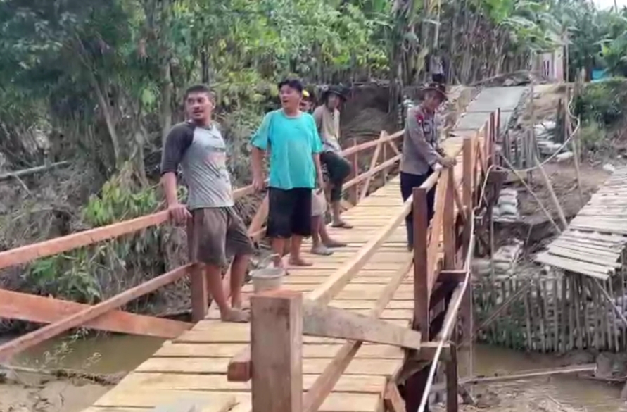 Sat Brimob Polda Sumbar Bangun Jembatan Darurat Penghubung Dua Nagari di Padang Pariaman