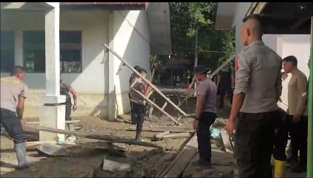 Polri Tegaskan Komitmen Pemulihan Pascabencana, SMA Negeri 1 Peusangan Siap untuk Kegiatan Belajar Mengajar