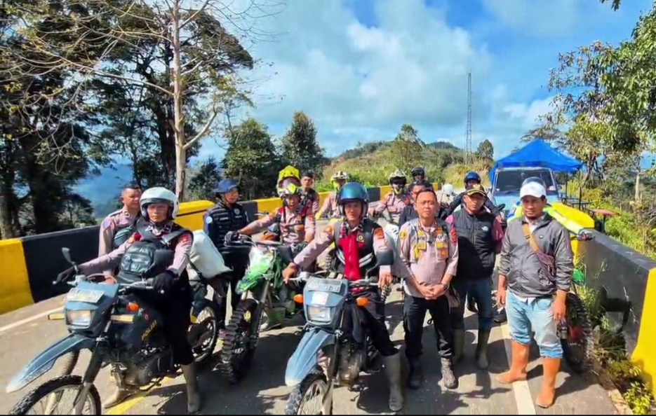 Tembus Medan Sulit, Polres Aceh Tengah Distribusikan Sembako dan Sling Baja ke Kemukiman Jamat