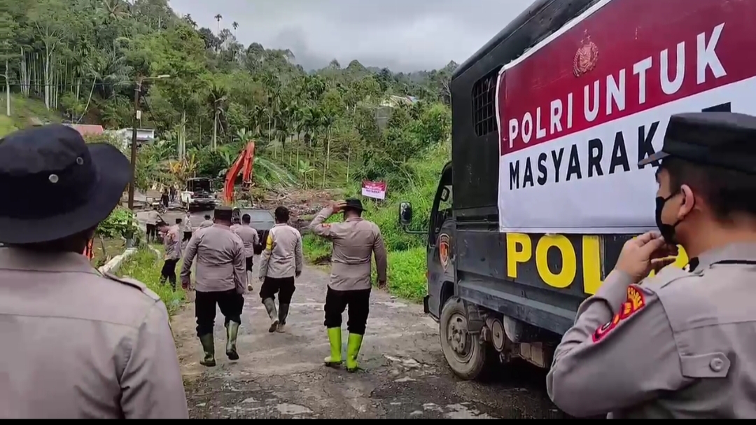Di Tengah Lumpur dan Harapan, Polri Bersama Warga Buka Akses Jalan Kampung Setie Pascabencana