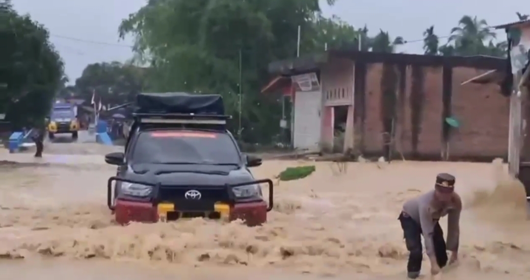 Hujan Lebat Picu Banjir Susulan, Kapolres Aceh Timur Siagakan Perahu Evakuasi di Sejumlah Gampong
