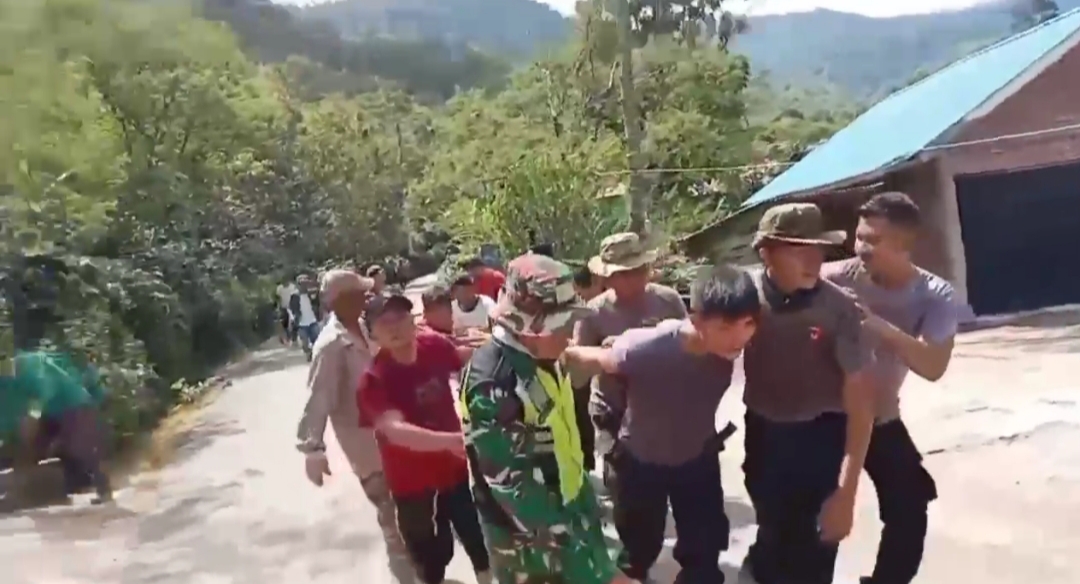 Tak Kenal Hari Libur, Polri Bersama Warga Bangun Jembatan Darurat Pascabencana di Aceh Tengah