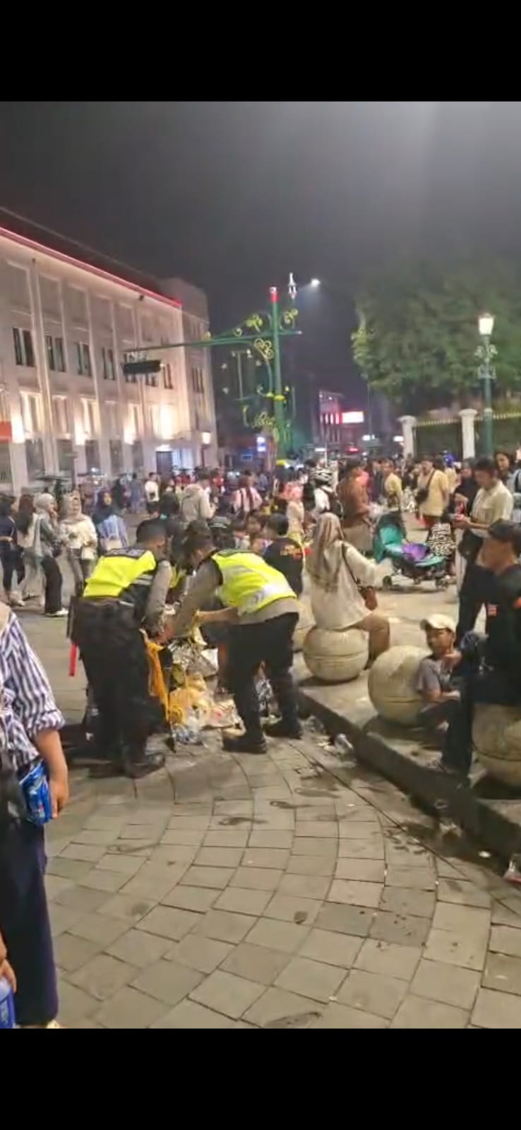 Aksi Humanis Polisi, Punguti Sampah Usai Perayaan Tahun Baru di Yogyakarta