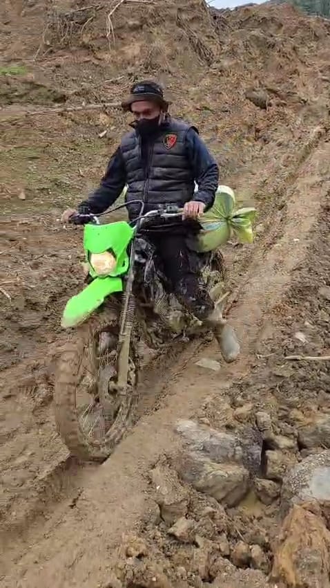 Terobos Medan Ekstrem, Warga Kampung Serule Apresiasi Personel Polres Aceh Tengah Jadi yang Pertama Salurkan Logistik