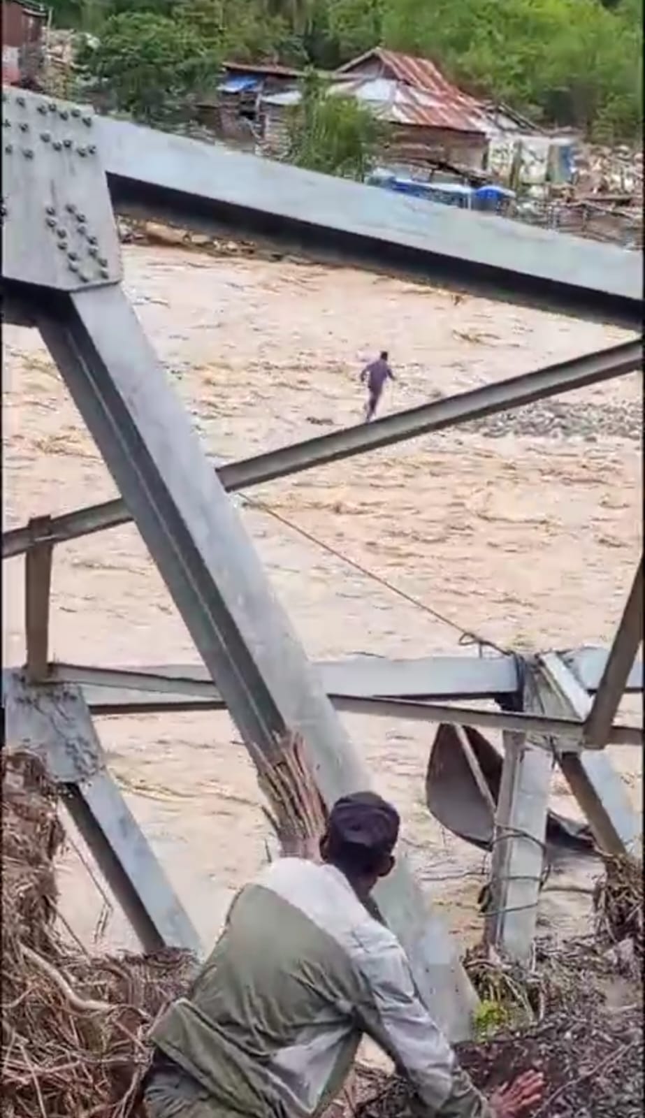 Respons Cepat Prajurit TNI AD Selamatkan Warga Terseret Arus Sungai di Ketol