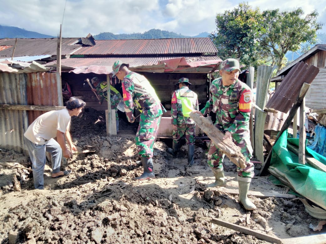 TNI dan Warga Gotong Royong Bersihkan Permukiman Pascabanjir di Aceh Tenggara
