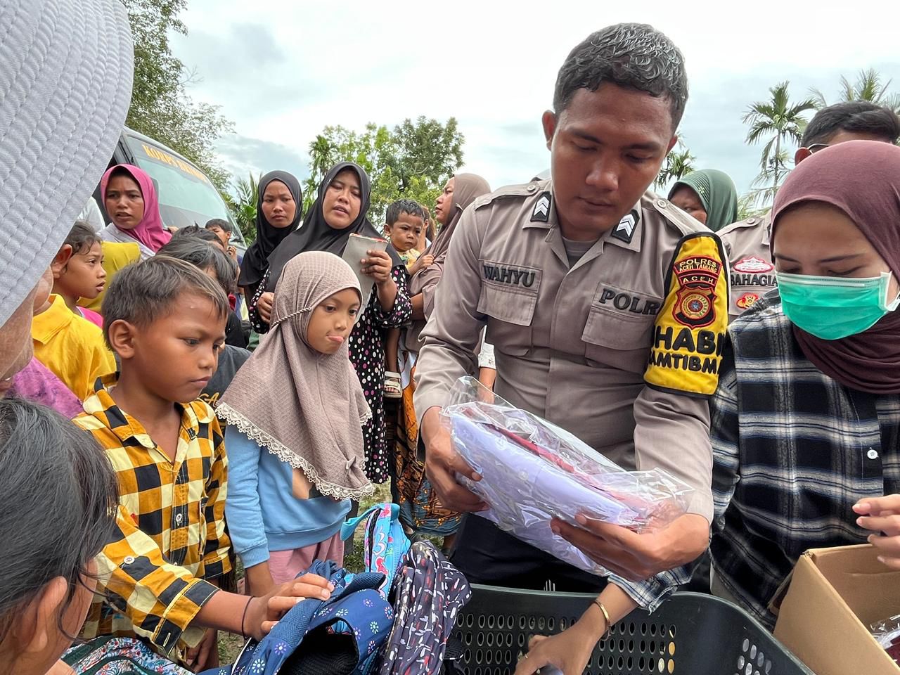 Bhakti Pendidikan Polri, Kapolda Aceh Kirim Bantuan Perlengkapan Sekolah untuk Anak-anak Desa Seumadam