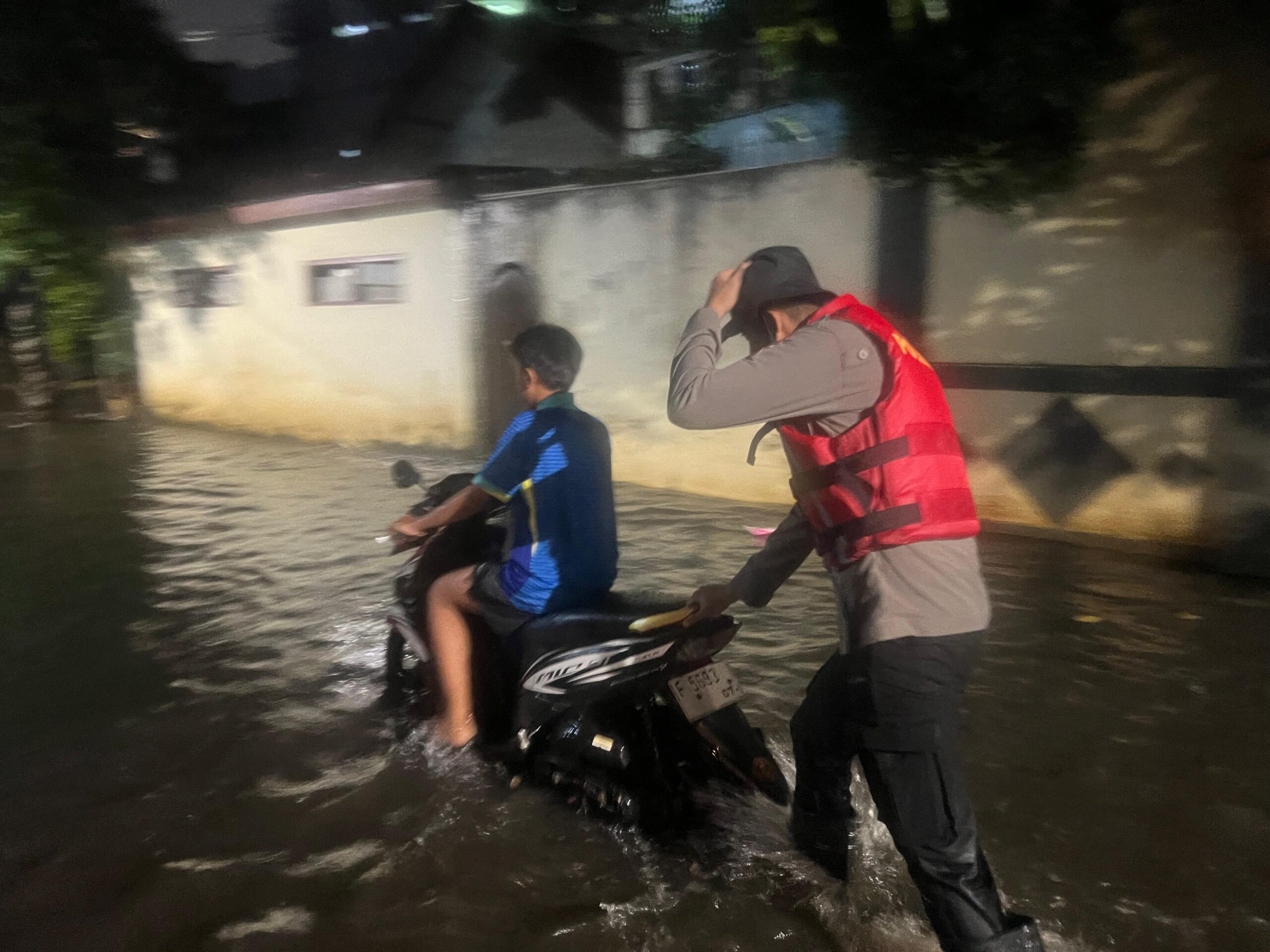 Patroli Jaga Jakarta Sie Pammat Direktorat Samapta Polda Metro Jaya Siaga Bencana di Pondok Karya