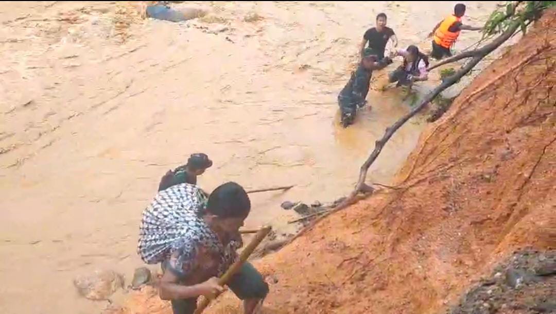 Satgas Gulbencal Kodim Tapteng Evakuasi Puluhan Warga Terjebak Banjir Susulan di Kecamatan Tukka