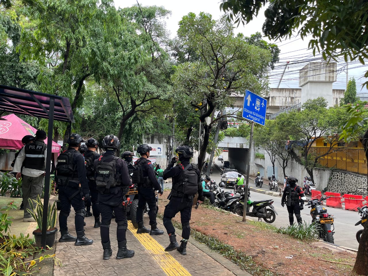 Brimob Polda Metro Jaya Laksanakan Monitoring Pasca Tawuran Warga di Terowongan Manggarai, Jakarta Selatan