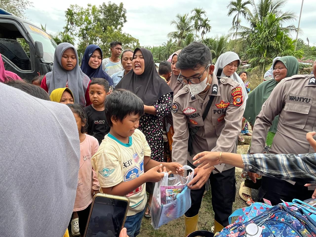 Bhakti Pendidikan Polri, Kapolda Aceh Kirim Bantuan Perlengkapan Sekolah untuk Anak-anak Desa Seumadam