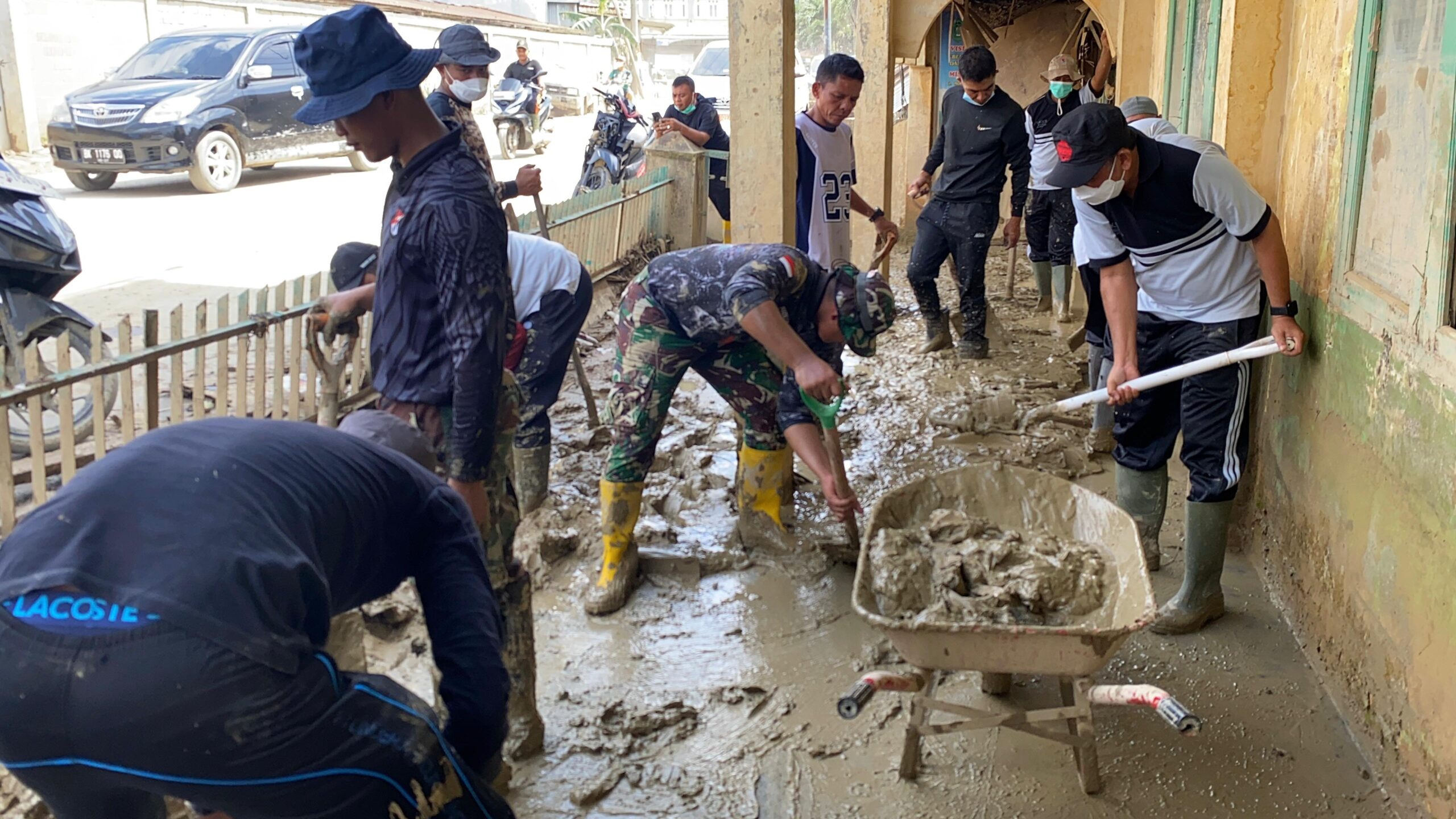 Ratusan Prajurit TNI AD dan Relawan Bersihkan SMA Al-Jamiatul Washliyah Aceh Tamian