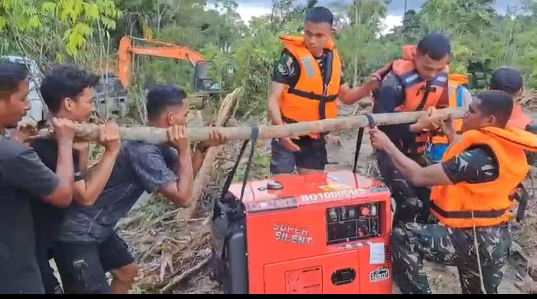 Tempuh Medan Sulit Tiga Hari, TNI dan PLN Distribusikan Genset ke Desa Terpencil Sikundo