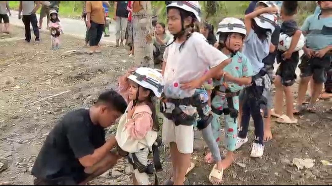 Brimob Polri Laksanakan Trauma Healing Anak Terdampak Bencana di Kabupaten Agam