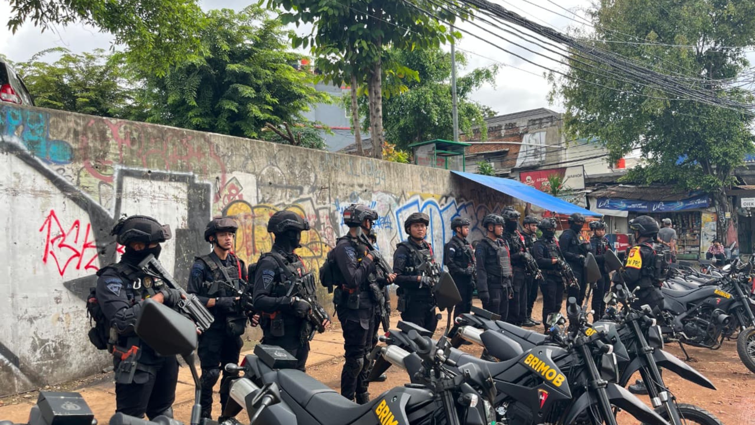 Brimob Polda Metro Jaya Laksanakan Antisipasi Tawuran di Cipinang Besar Selatan, Jakarta Timur