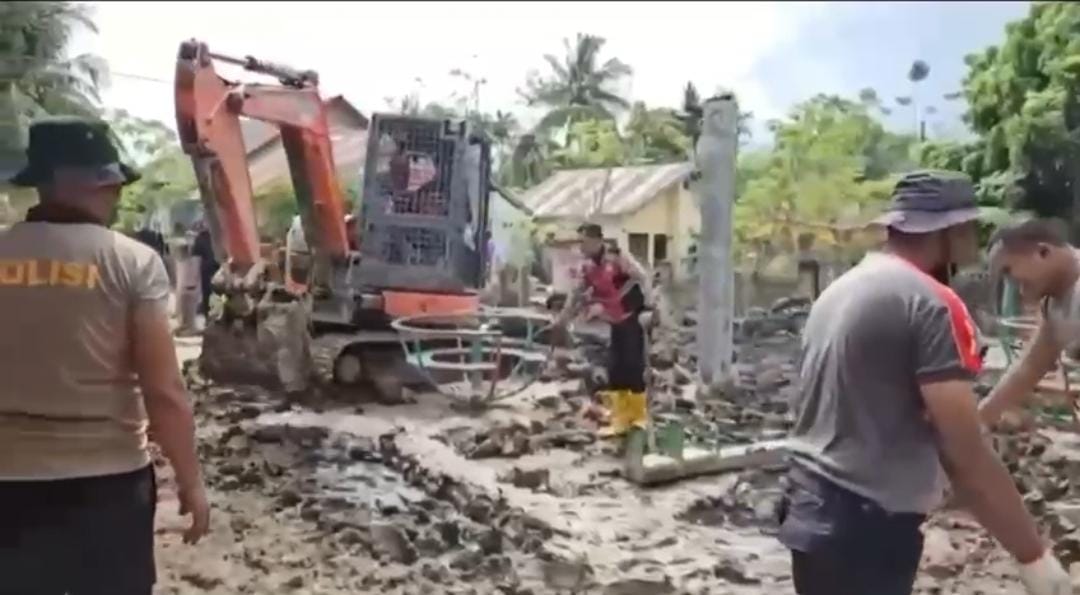 Polres Pidie Jaya Bersama Warga Gotong Royong Percepat Pemulihan Pasca banjir