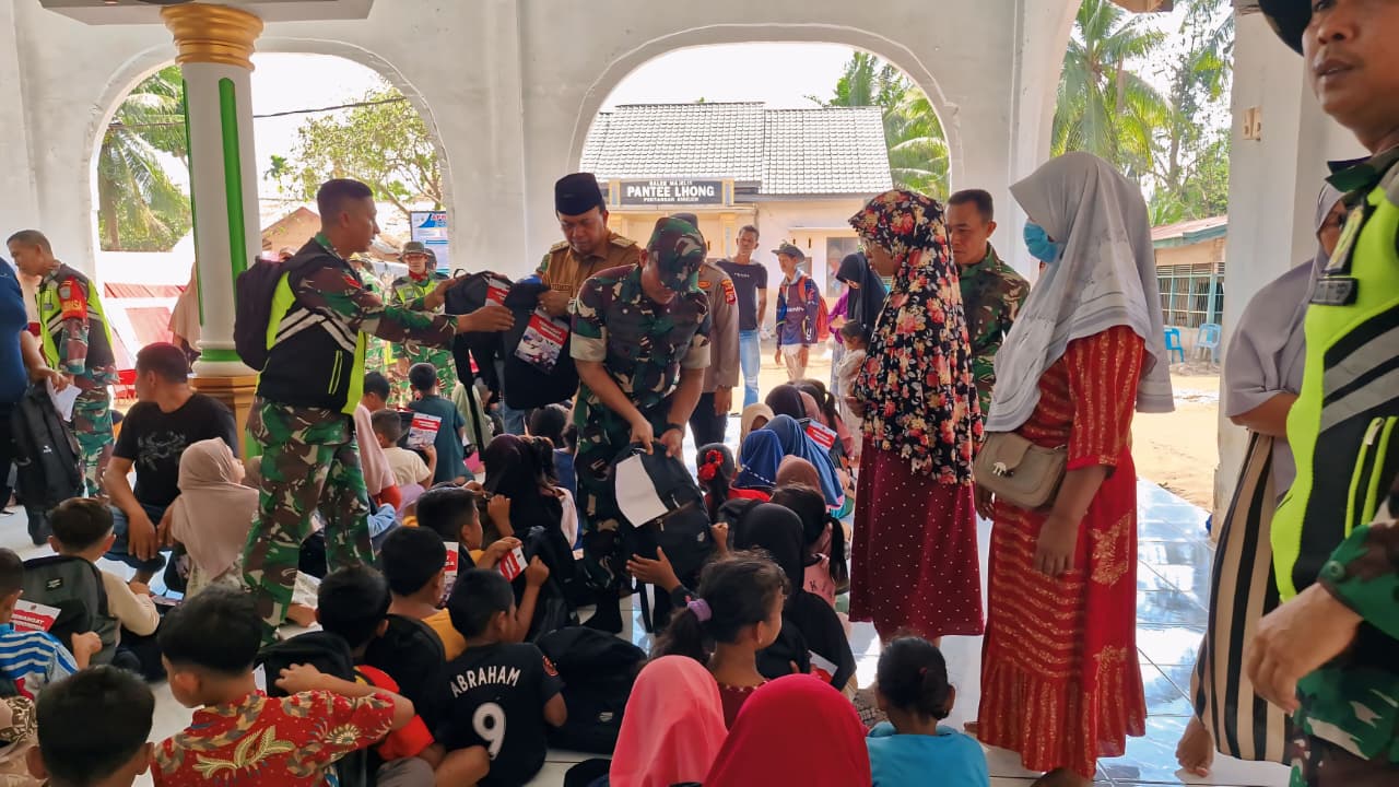 Bantu Anak Terdampak Banjir, TNI AD Salurkan Tas dan Alat Tulis di Bireuen