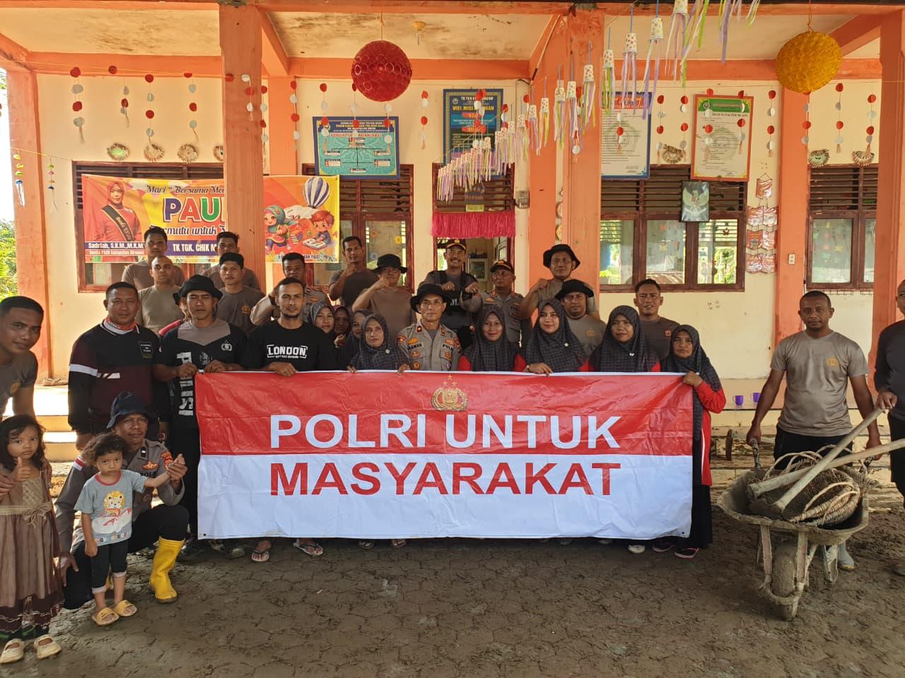 Pulihkan Sekolah Pascabanjir, Polres Bireuen Gotong Royong Bersihkan TK di Gandapura