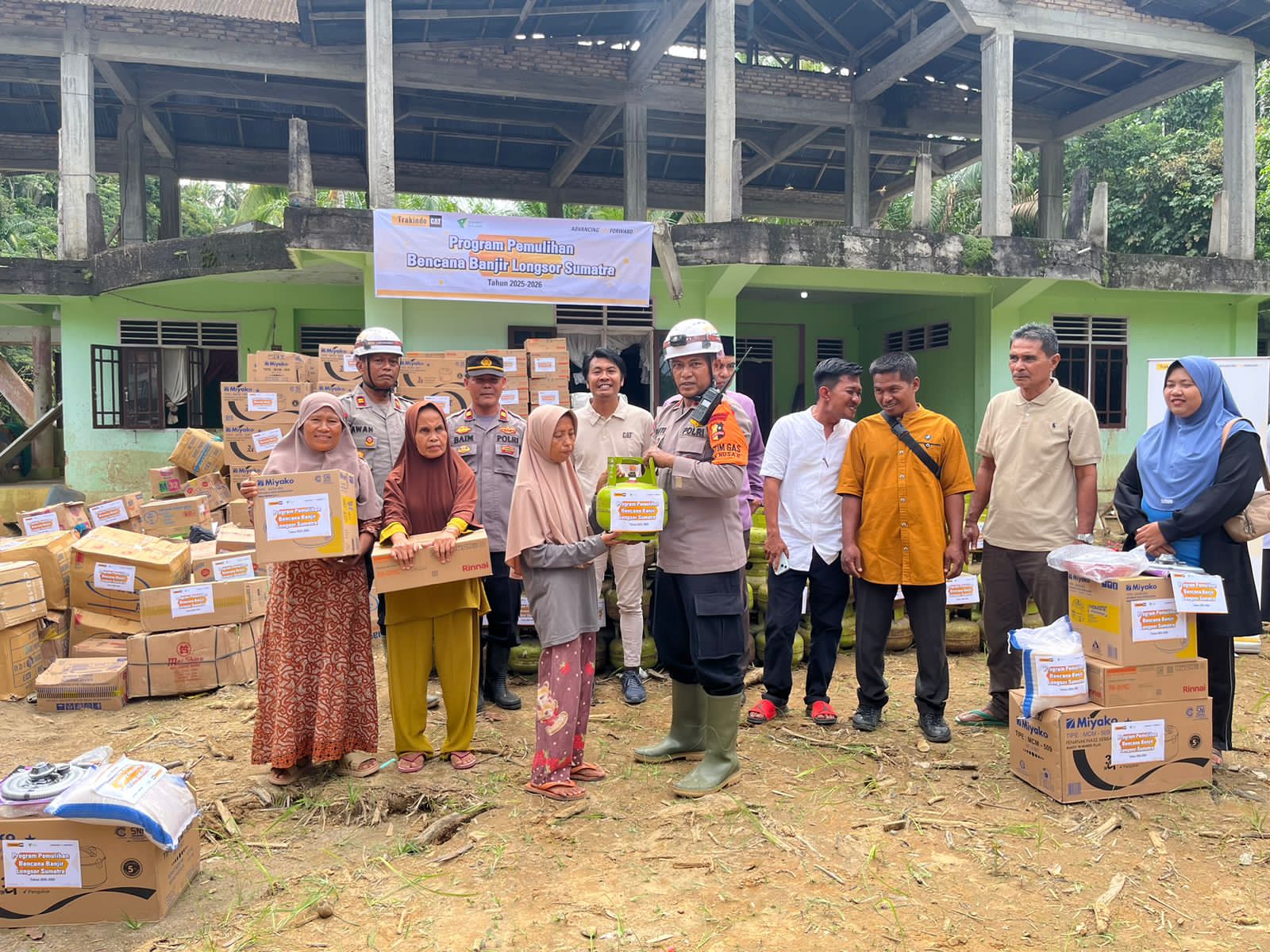 Tim SAR Brimob BKO Polda Sumbar Lakukan Pencarian Korban dan Salurkan Bantuan Banjir di Palembayan