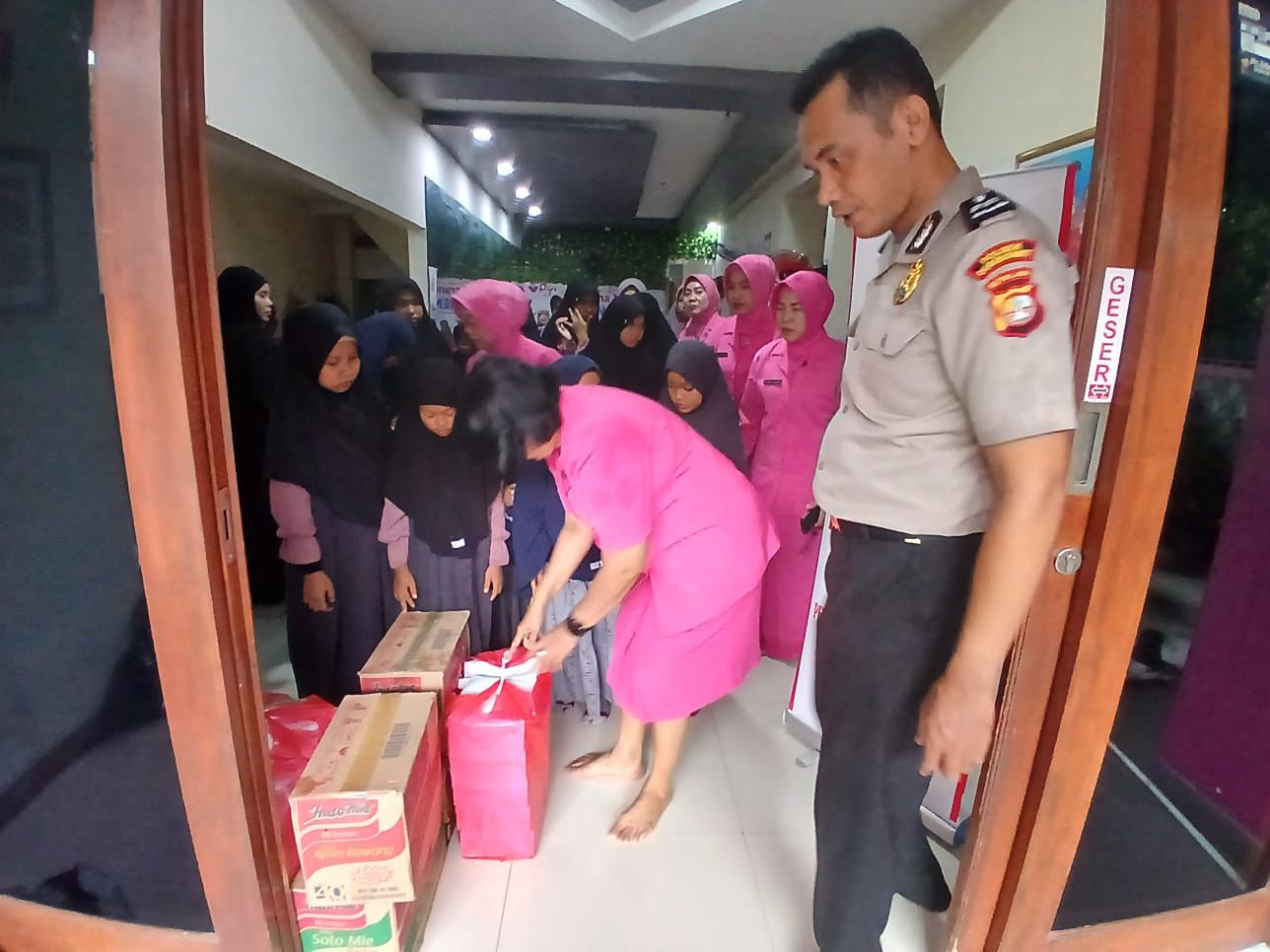 Bhayangkari Ranting Duren Sawit Santuni Anak Yatim di Yayasan Rumah Yatim