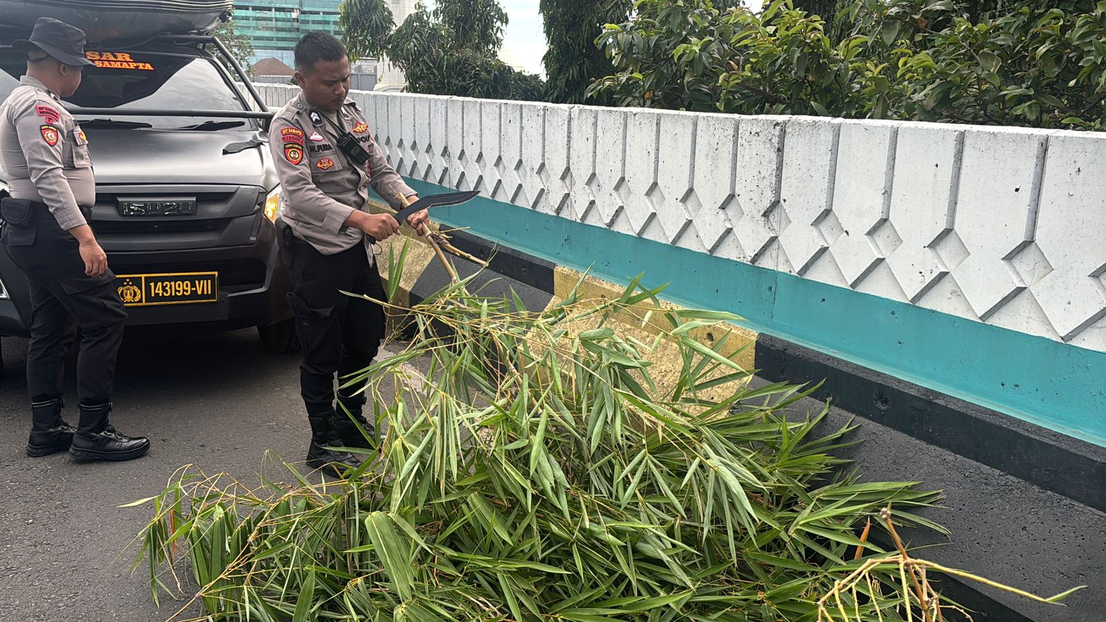 POLISI PANGKAS RANTING POHON DI FLY OVER ANTASARI, TINDAK LANJUT KELUHAN WARGA