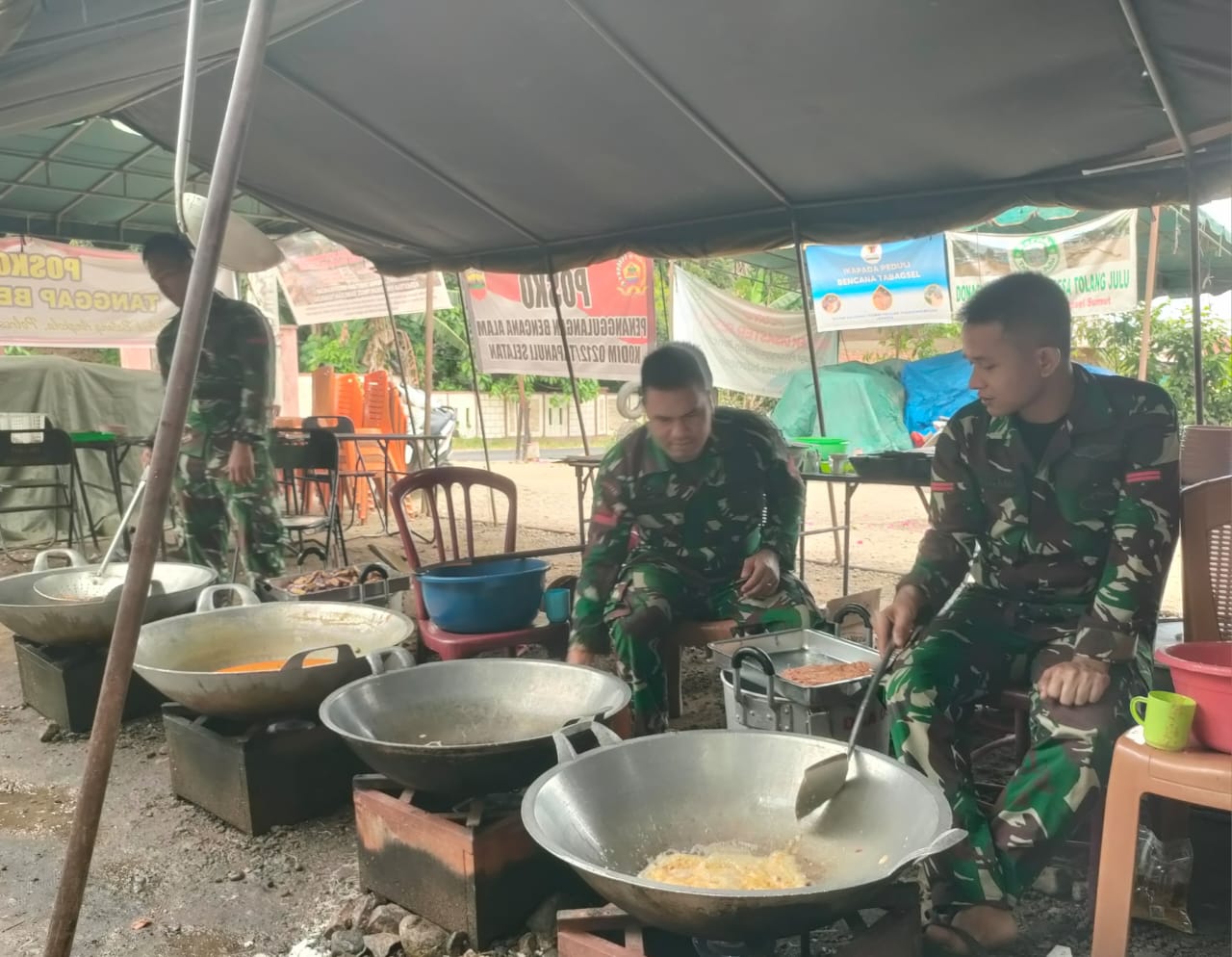 Satgas Bekangdam I/BB Operasikan Dapur Umum untuk Warga Terdampak Banjir di Tolang Julu