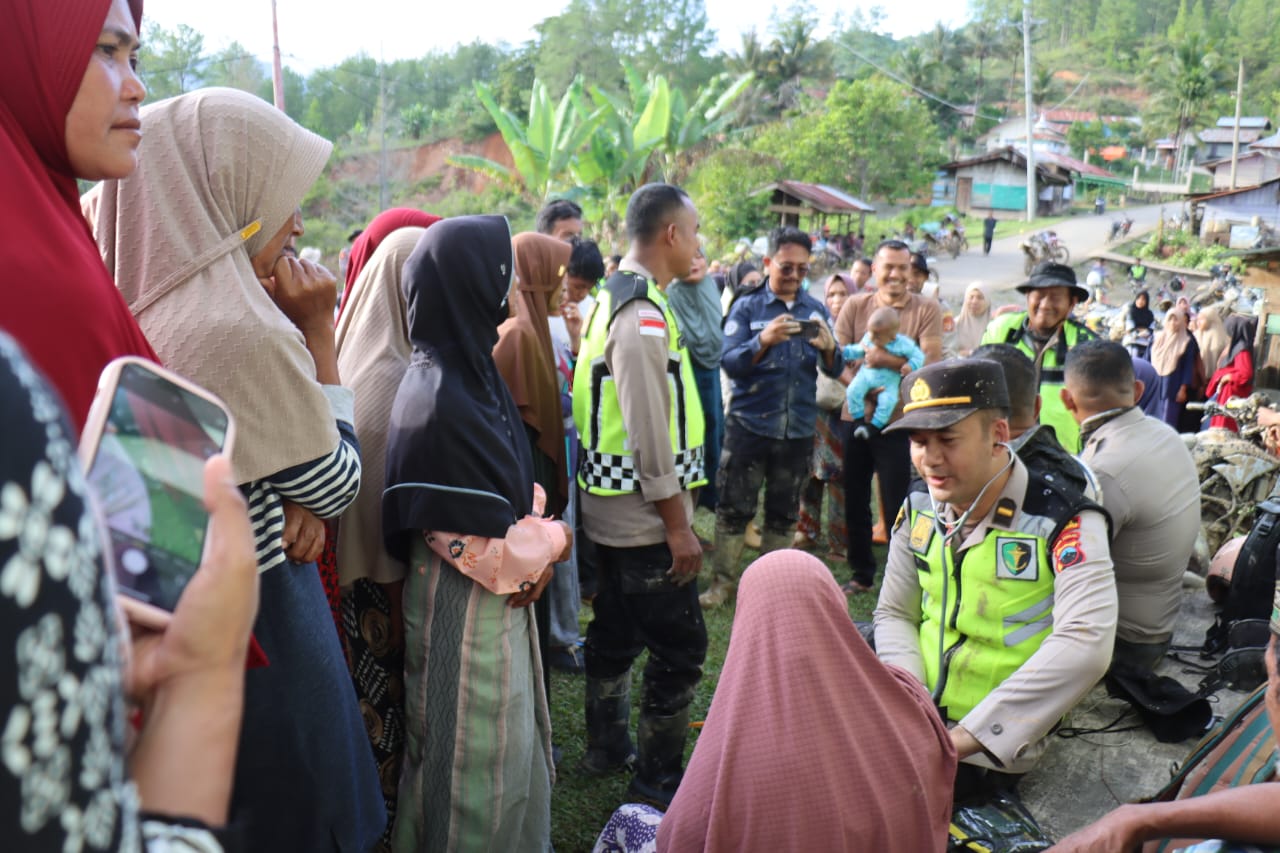 Akses Jalan Rusak, Polres Aceh Tengah Pastikan Bantuan dan Perhatian Sampai ke Warga Terpencil