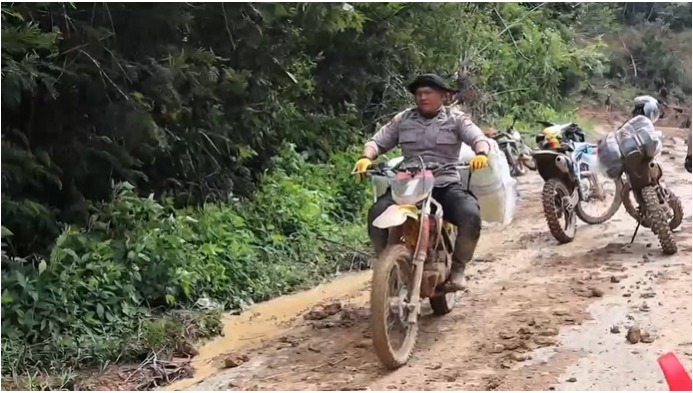 Akses Jalan Rusak, Polres Aceh Tengah Pastikan Bantuan dan Perhatian Sampai ke Warga Terpencil