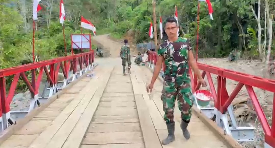 Akses Warga Pulih, TNI AD Tuntaskan Jembatan Bailey di Aek Nabara